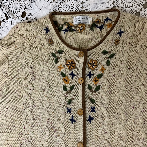 SALE Vintage hand embroidered cable knit cardigan with wooden buttons oversized - Picture 2 of 11